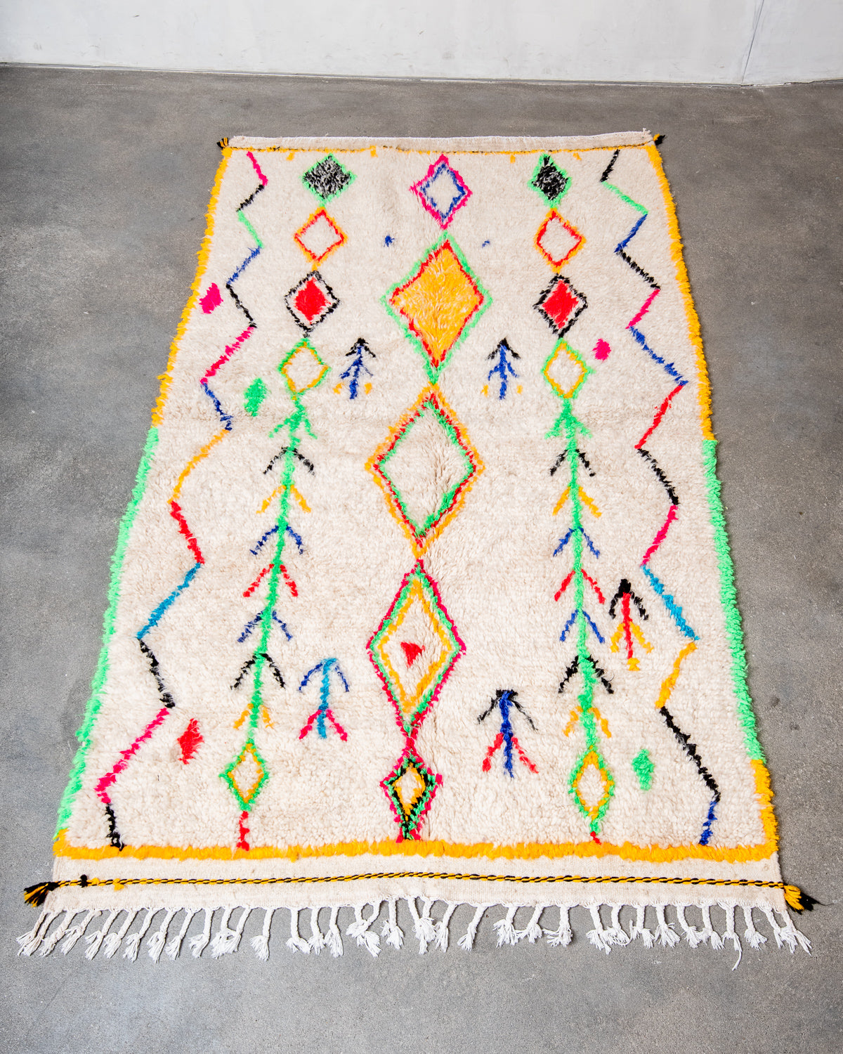 Modern designer handcrafted Berber rug from Morocco. Azilal rug with beautiful colors and patterns. Made of sheep’s wool and colourful cotton.